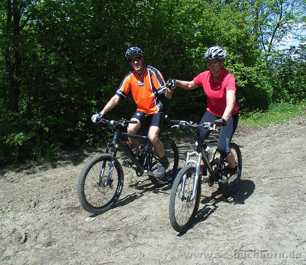 BikeTT08_03.JPG - die Profis können's sogar mit Händchen halten