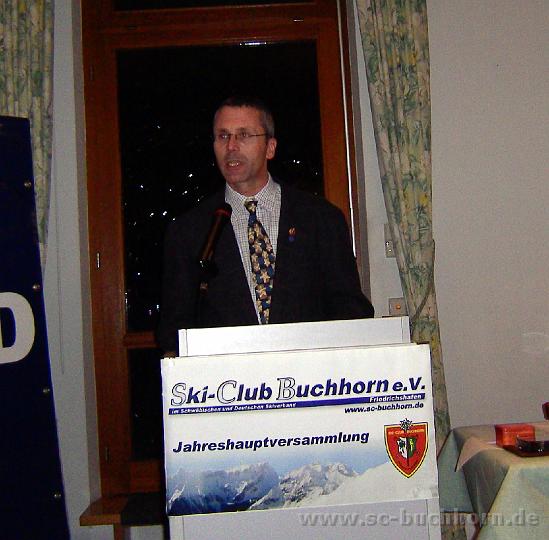 JHV08_01.JPG - der Vorstand eröffnet die Sitzung