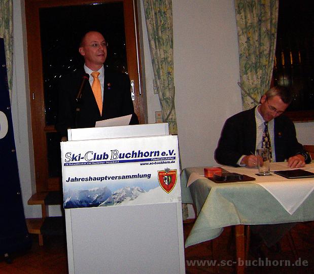 JHV08_06.JPG - Schriftführer Rainer Bentele trägt für den Jugendwart vor