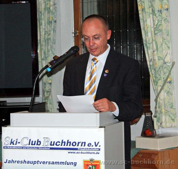 JHV10_01w.jpg - Schriftführer Rainer Bentele verliest den Bericht des Sportwarts