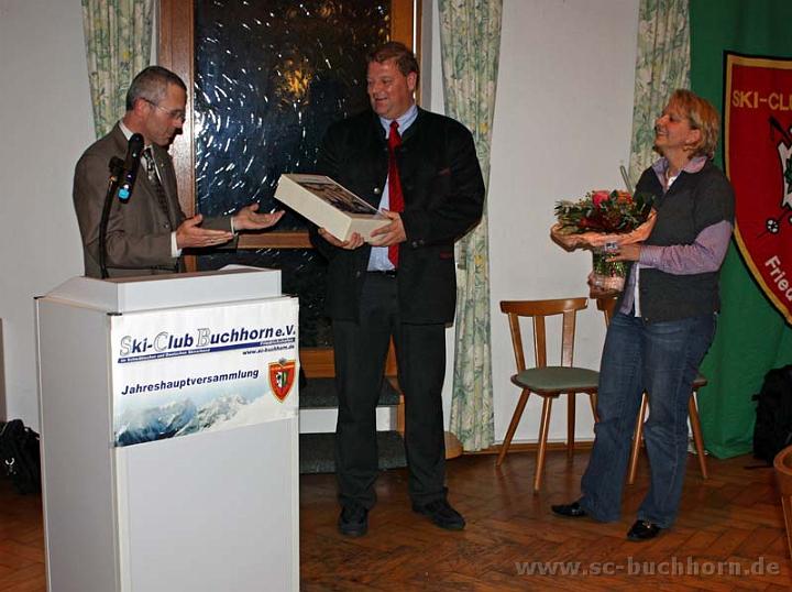 JHV10_17w.jpg - Blumen und Wein zum Abschied