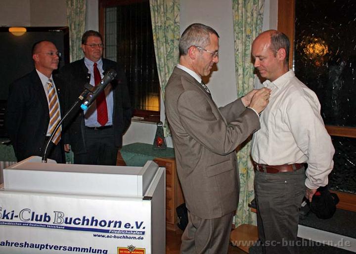 JHV10_40w.jpg - Goldene SCB Nadel für Siggi Reul