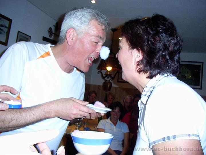 MS08_056.JPG - Spiel mit Wattebällchen