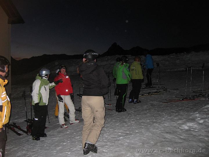 PW08_04.jpg - auf die Piste, obwohl es noch dunkel ist