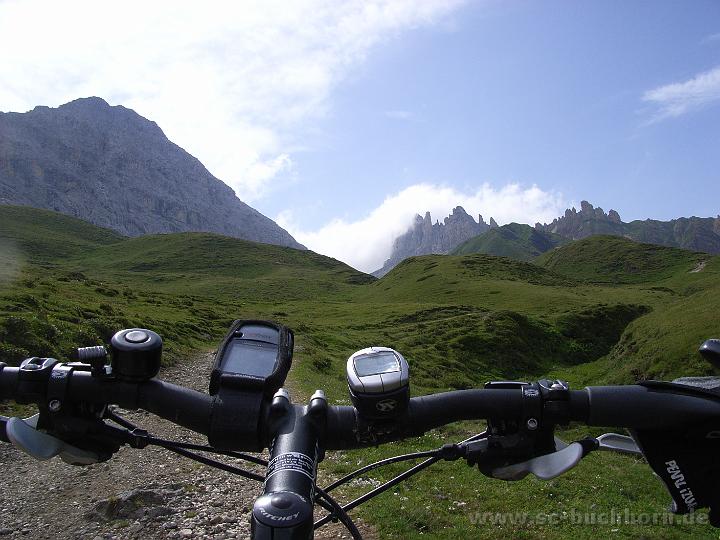 Ronda09_097.JPG - links Rosengarten, rechts die Rosszähne